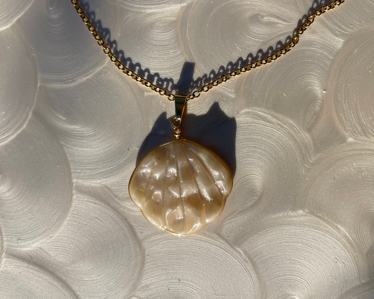 Shell Josefina pendant